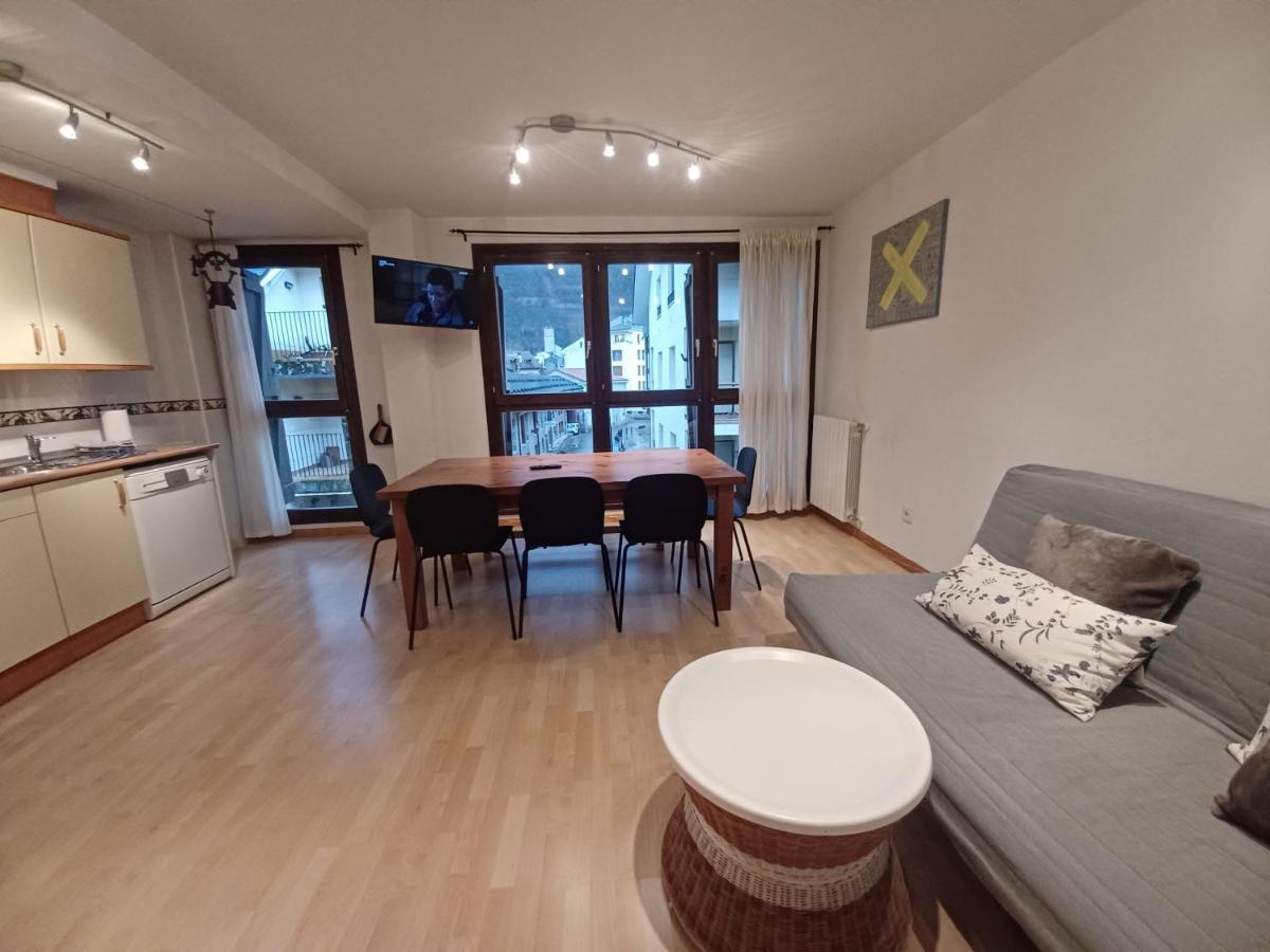 Bonito apartamento en el centro de Biescas Exterior foto